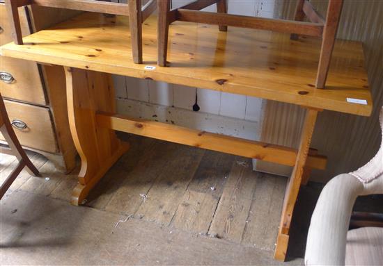 Circular pine table(-)